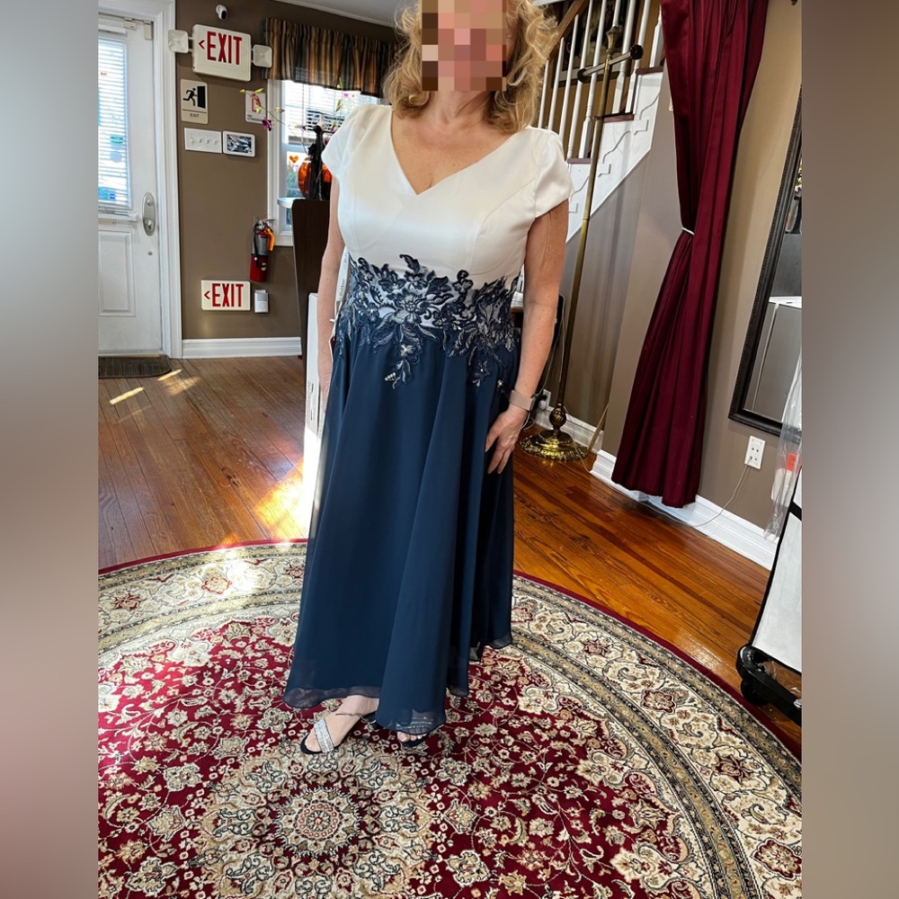 Elegant Navy and White Midi Dress